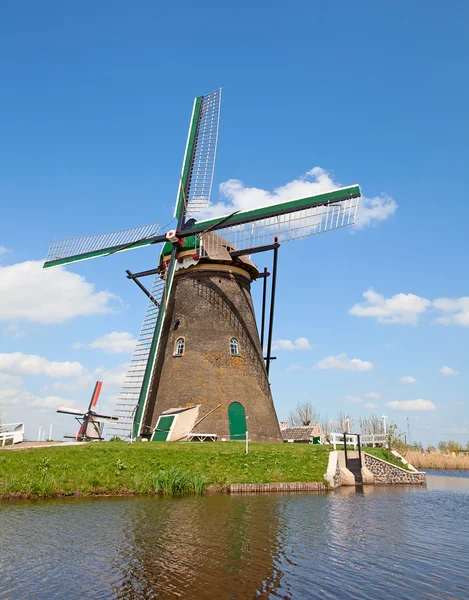 Oude windmolens in de buurt van Kinderdijk — Stockfoto