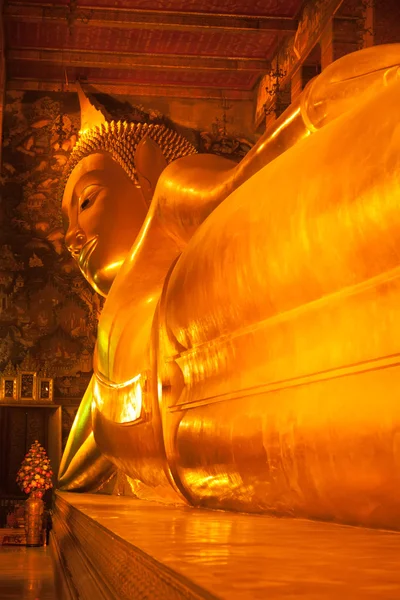 Famous "Reclining Buddha" — Stock Photo, Image