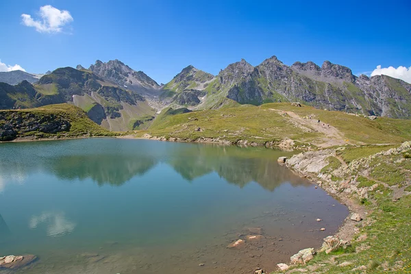 Caminhadas em alpes suíços — Fotografia de Stock