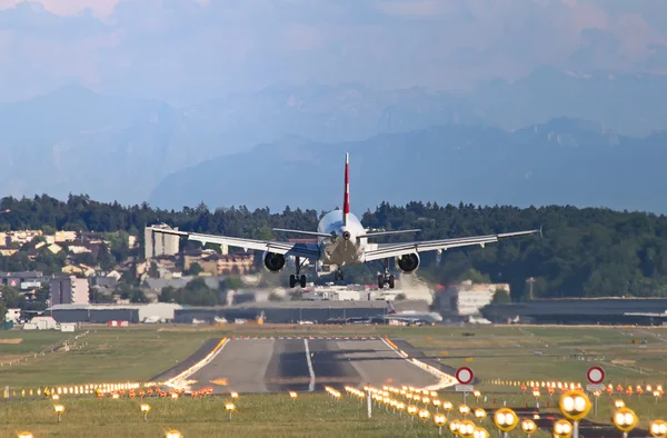 Самолёт приземляется в аэропорту — стоковое фото