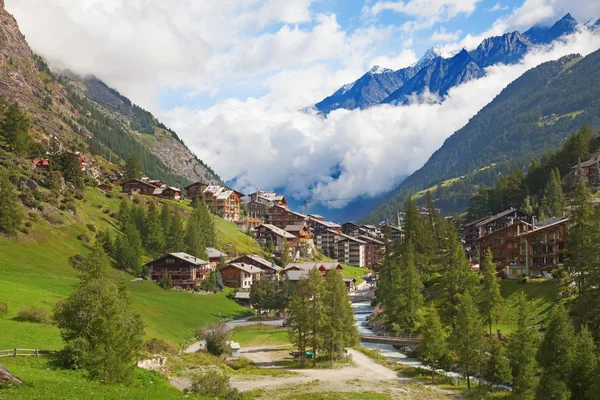Famosa cidade suíça Zermatt no vale — Fotografia de Stock