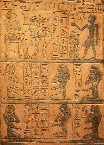 Hieróglifos antigos na parede — Fotografia de Stock