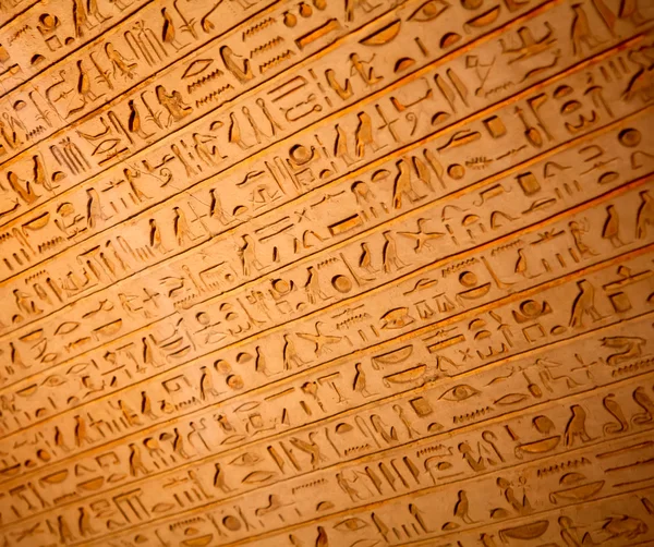 Antike Hieroglyphen an der Wand — Stockfoto