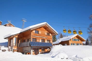 Kış İsviçre Alpleri'nde binalar