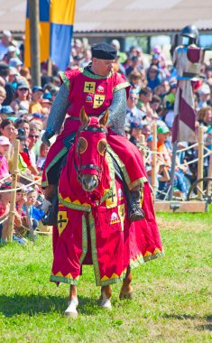 Adam atlı şövalye zırh