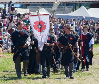 tarihsel kostümlü adamlar yürüyor