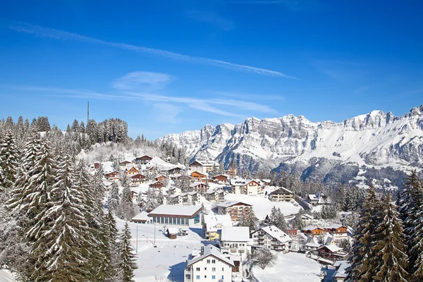 Byggnader i vinter schweiziska Alperna — Stockfoto