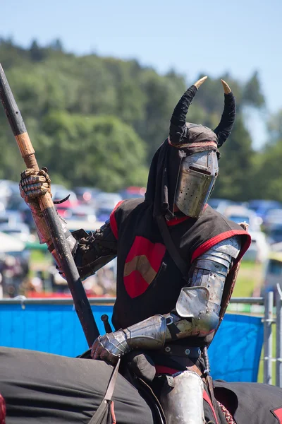 Man in knight armor op het paard — Stockfoto