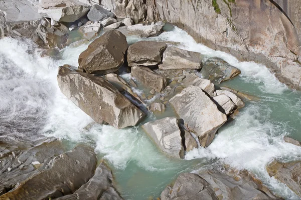 Floden i schweiziska Alperna — Stockfoto