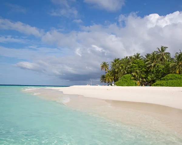 Мальдивский остров с пальмами — стоковое фото