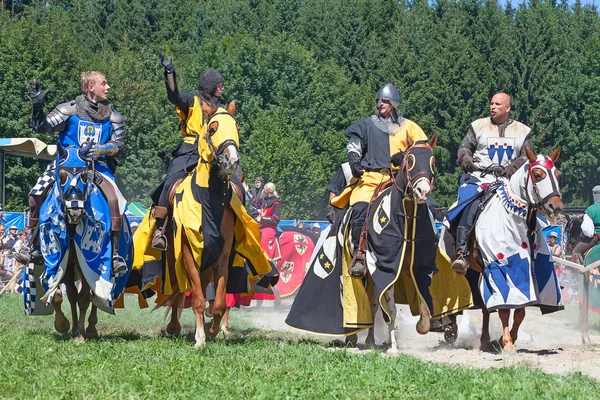 男子在骑士盔甲上马 — 图库照片