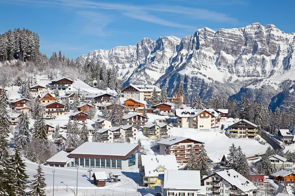 Edifícios no inverno alpes suíços — Fotografia de Stock