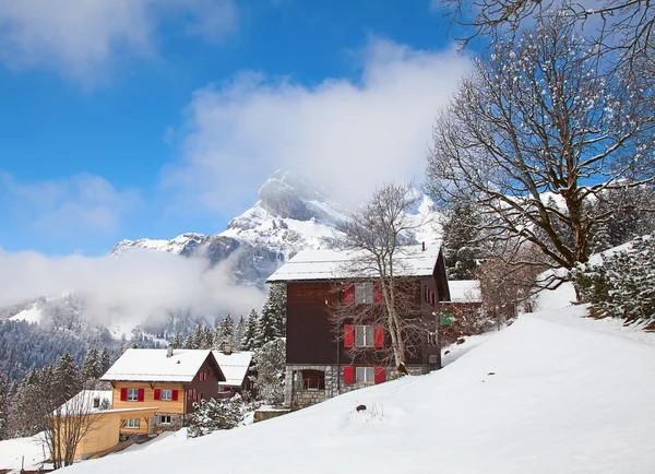 Edifici nelle Alpi svizzere invernali — Foto Stock