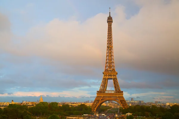 Por do sol sobre a torre Eiffel — Fotografia de Stock