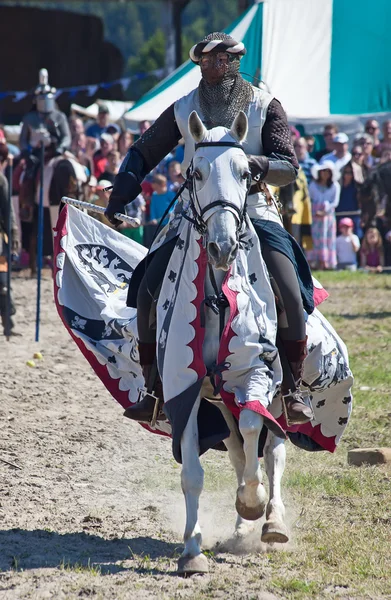 Man in ridder Armor paardrijden het paard — Stockfoto