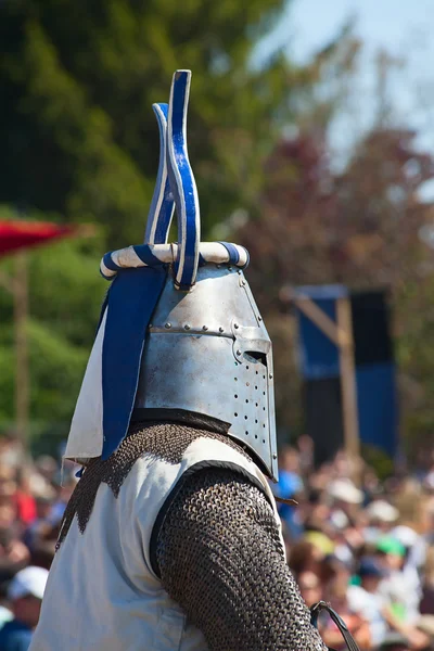 Man in knight armor op het paard — Stockfoto
