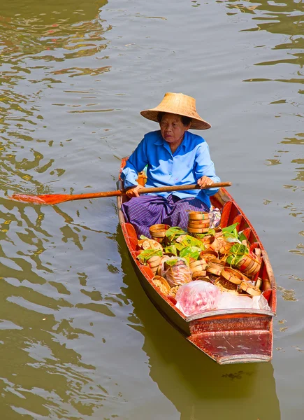 女性は、タイ料理を提供しています。 — ストック写真