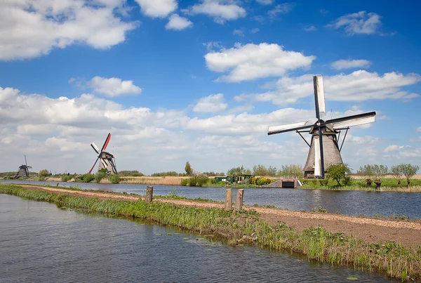 Molinos de viento antiguos cerca de Kinderdijk — Foto de Stock