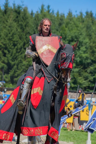 Homme en armure de chevalier sur le cheval — Photo