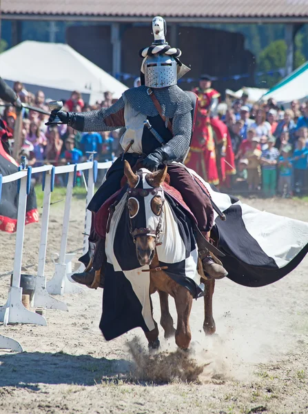 Uomo in armatura cavaliere a cavallo — Foto Stock