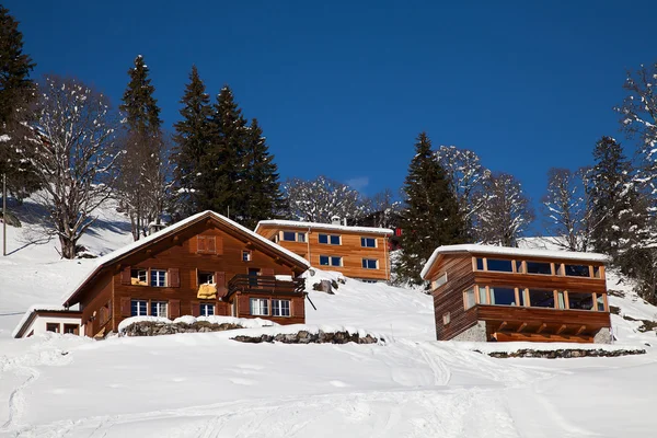 Byggnader i vinter schweiziska Alperna — Stockfoto