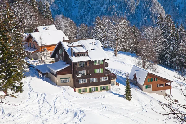 Edifícios no inverno alpes suíços — Fotografia de Stock