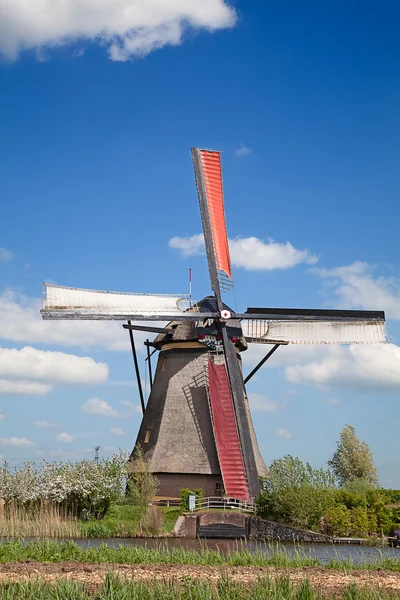 Starověké větrný mlýn nedaleko Kinderdijk — Stock fotografie