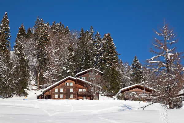 Κτίρια στις Άλπεις ελβετικό χειμώνα — Φωτογραφία Αρχείου