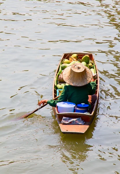 Kvinnan serverar thailändsk mat — Stockfoto