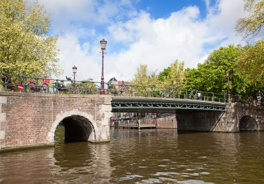 Geleneksel kanallar ve köprü Amsterdam
