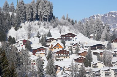 yamaç üzerinde kayak tesisi flumserberg