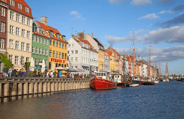 Persone che godono di tempo soleggiato a Copenaghen — Foto Stock