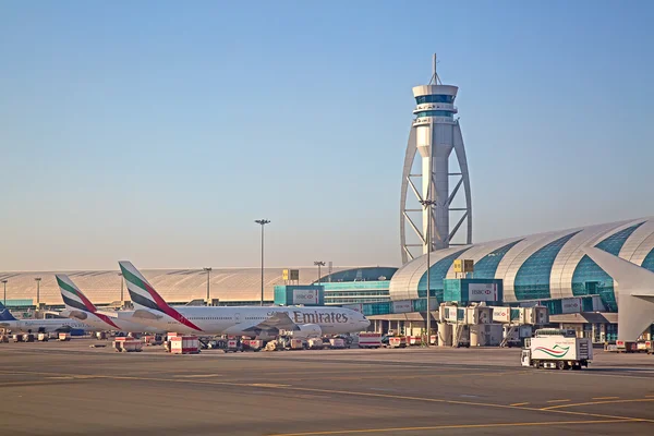 Aviões se preparando para decolar no Dubai — Fotografia de Stock
