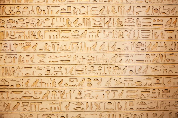 Egyptiska hieroglyfer på väggen — Stockfoto