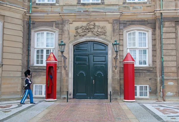 Soldaat van de Koninklijke Garde in kasteel van Amalienborg — Stockfoto