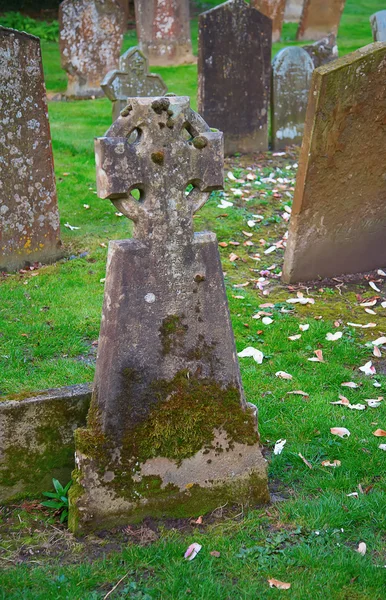 Pedras tumulares no cemitério abandonado — Fotografia de Stock