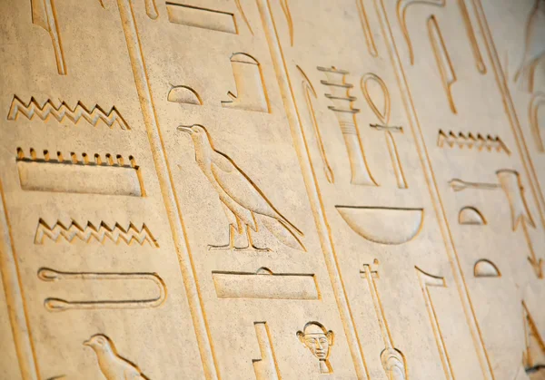 Ägyptische Hieroglyphen an der Wand — Stockfoto