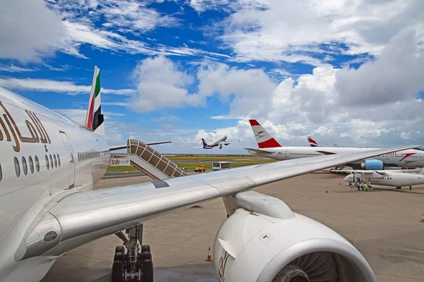 Emirates B-777 preparing for departure — Stock Photo, Image