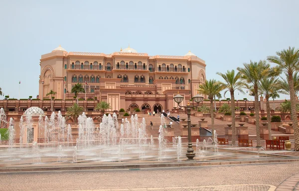 : Gate till Emirates Palace Hotel — Stockfoto