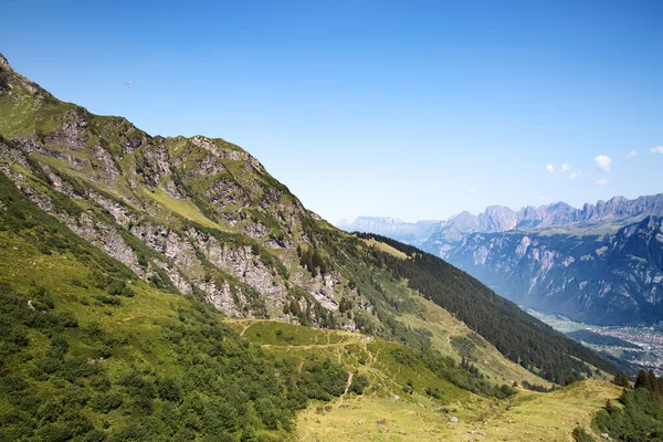 Senderismo en los Alpes suizos — Foto de Stock