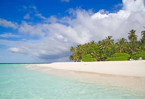 Мальдивский остров в тропиках . — стоковое фото