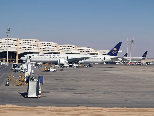 飛行機の準備がリヤドで離陸します。 — ストック写真