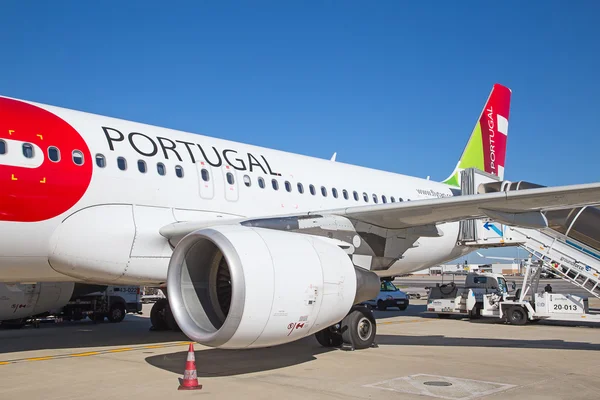 Airbus A320 débarquant des passagers a — Photo