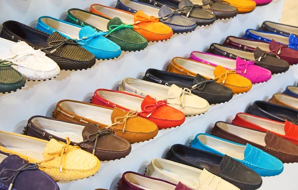 Chaussures en cuir coloré — Photo