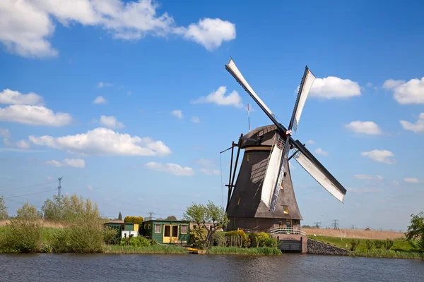 Prastaré větrné elektrárny poblíž Kinderdijk — Stock fotografie