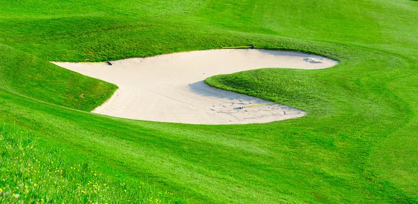 Areia bunker no campo de golfe — Fotografia de Stock