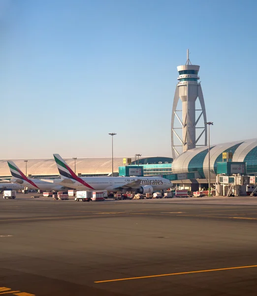 Flygplan som förbereder sig för ta av på Dubai — Stockfoto