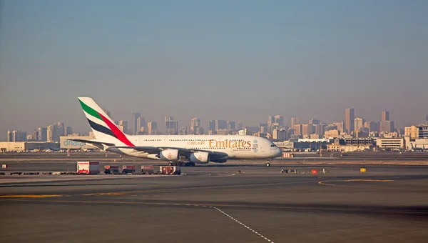 Aviones preparándose para despegar en Dubai — Foto de Stock