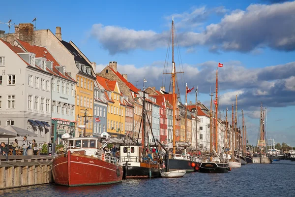 Persone che godono di tempo soleggiato a Copenaghen — Foto Stock