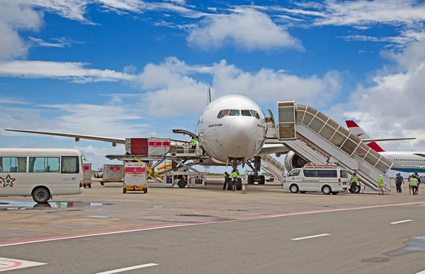 Emirate b-777 bereiten sich auf Abflug vor — Stockfoto